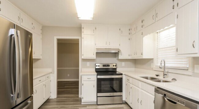 Standard and updated kitchen - 374 Ansley Brook Dr