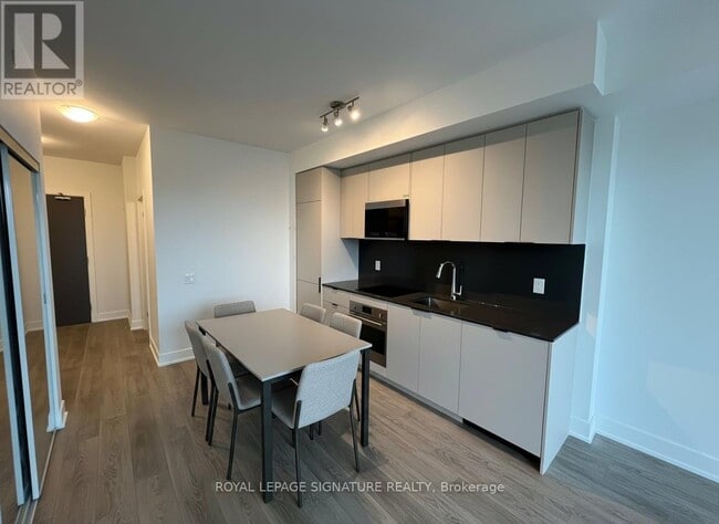 Building Photo - 2088 James St