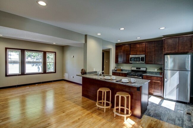 Building Photo - Fully Renovated 5-Bedroom House Close to U...