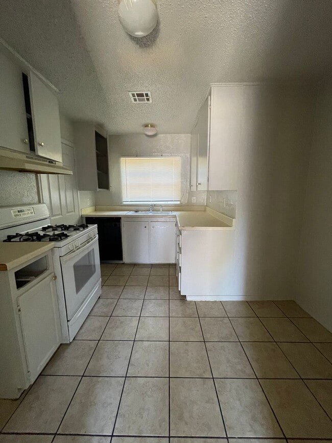 Building Photo - Renovated  Adorable 4bd 1bth Home