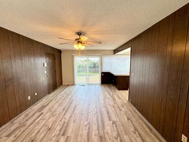 Building Photo - Newly Renovated Home Located in Seaside!