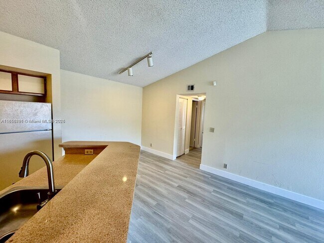 Foto del edificio - 3390 Pinewalk Dr N