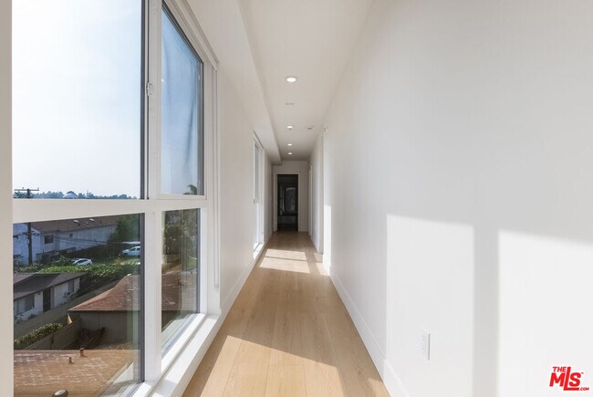 Foto del edificio - 8561 Belmont St