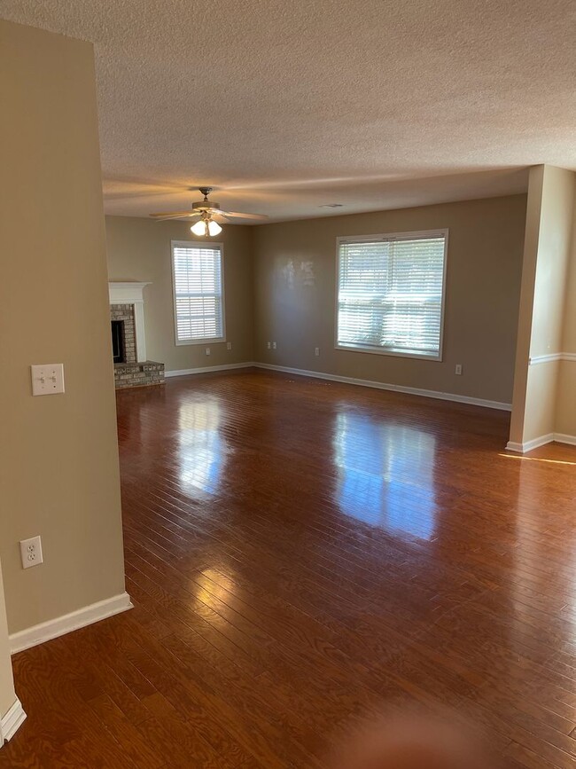 Building Photo - Four oversized bedrooms, Grayson High School