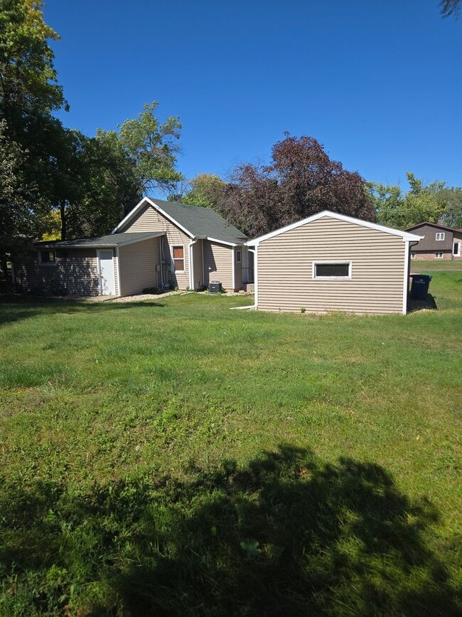 Foto del edificio - 3 bed 1 bath with large yard