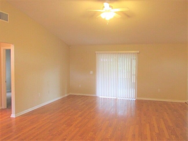 Building Photo - Very Nice 3/2 Home