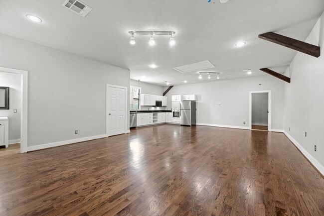 Building Photo - 633 E 11th St