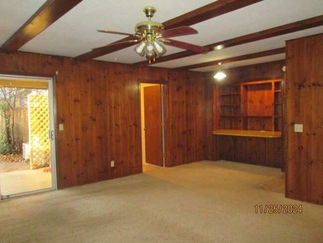 Building Photo - TRIPLEX UNIT - 2 Bedroom, 1 Bath, Carport