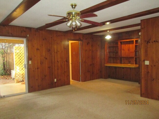 Foto del edificio - TRIPLEX UNIT - 2 Bedroom, 1 Bath, Carport