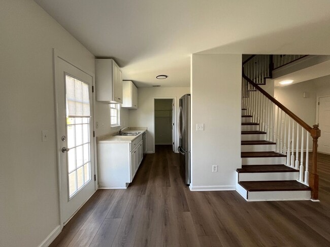 Building Photo - Beautifully renovated home!