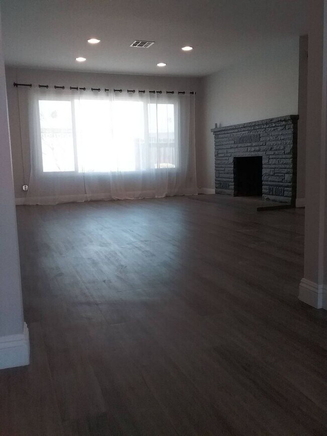 Building Photo - Newly Fully Remodeled Downtown Beauty !