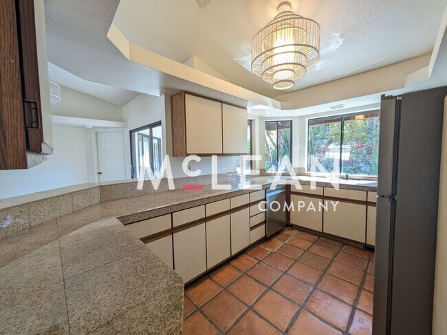 Foto del edificio - Charming 3-Bedroom Home for Lease in Cathe...
