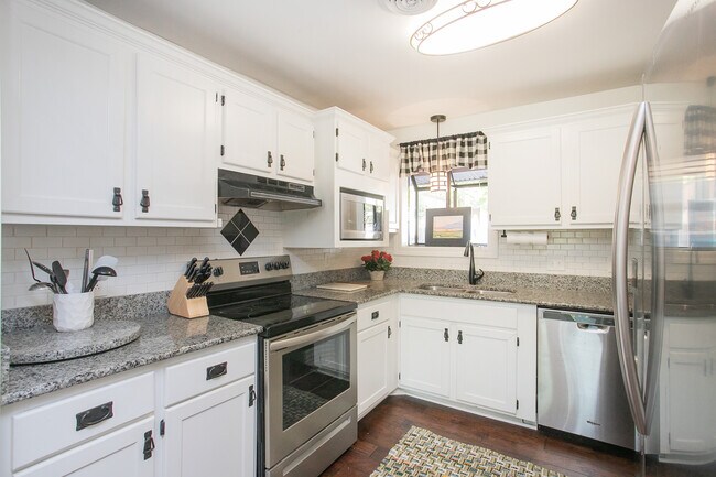 Building Photo - 335 River Dr