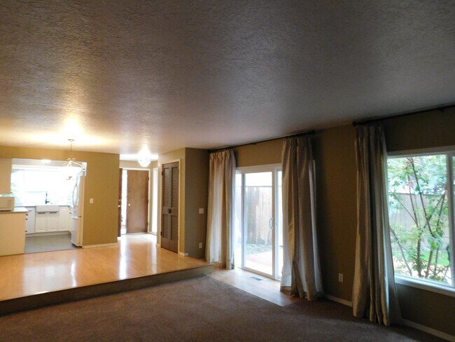 Building Photo - 15823 SW Village Cir