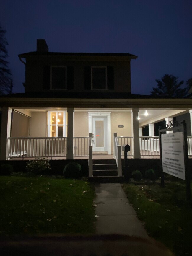 Foto del edificio - 210 S Main St