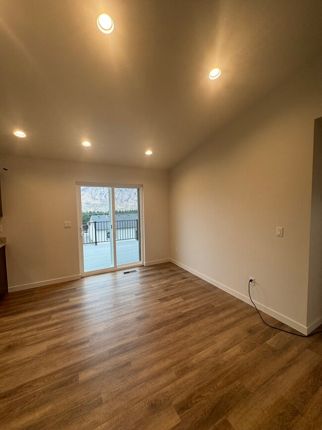 Building Photo - 562 S Joseph Ave
