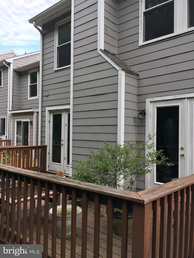 Foto del edificio - 7826 Old Farm Ln