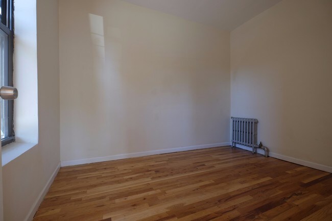 Building Photo - 921 E 179th St
