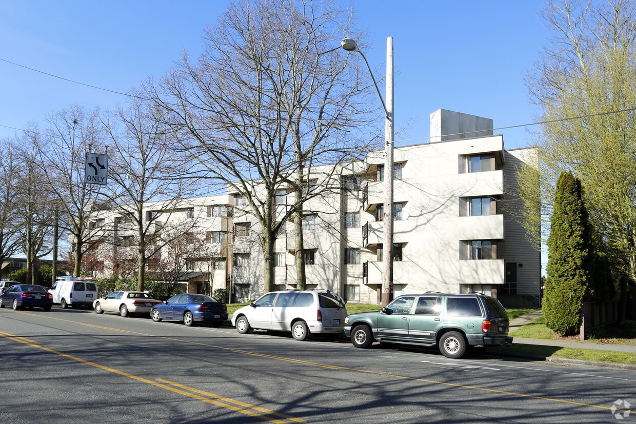 Primary Photo - Island View Apartments