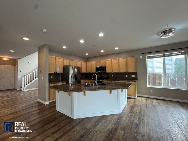 Foto del edificio - Spacious 5-Bedroom Home with 3-Car Garage & Fenced Yard in Kent!!