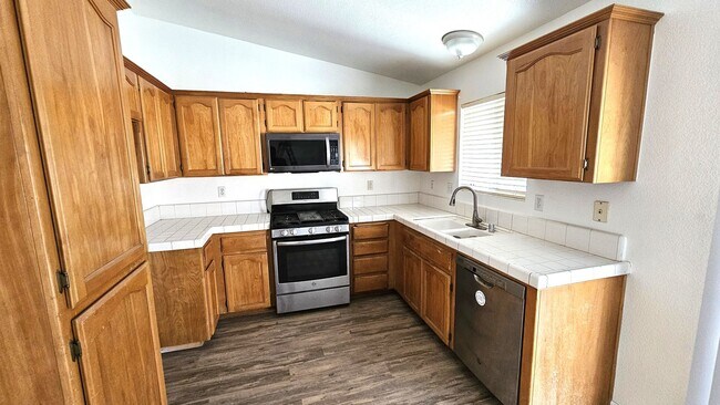Building Photo - Newly Updated Home in SW Bakersfield