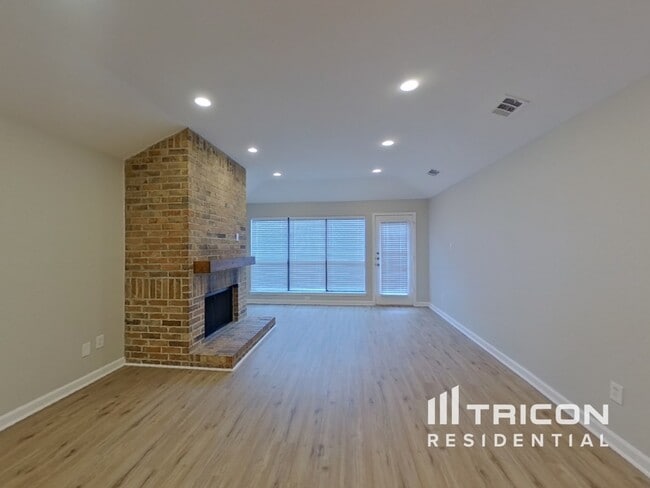 Building Photo - 3000 Everest Dr