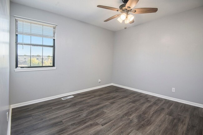 Foto del edificio - 2BR/1.5BA Townhouse in Smithville: GREAT L...