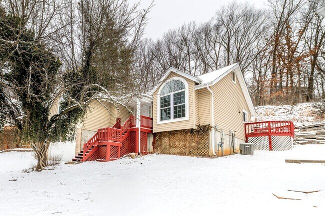 Building Photo - SPACIOUS 3 BEDROOM 2 BATH W/2 CAR GARAGE