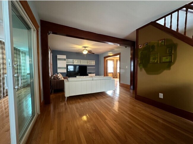 Foto del edificio - 49 Bates Ave