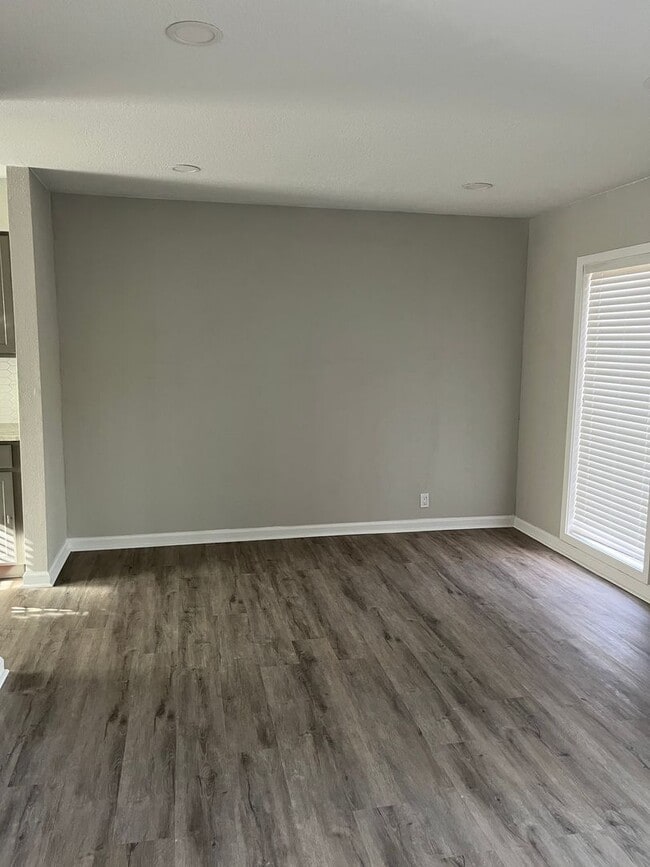 Building Photo - 2 bedrooms and 1.5 bathrooms