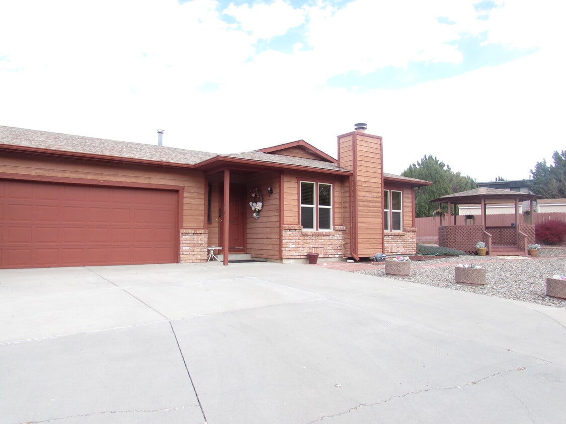 Primary Photo - 520 Rado Dr