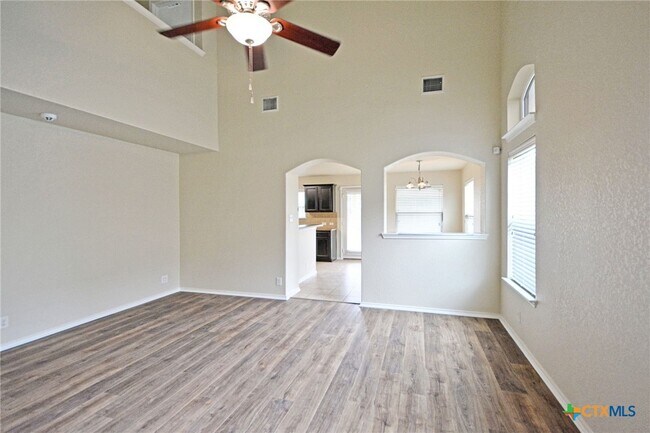 Building Photo - 2121 Sinclair Dr