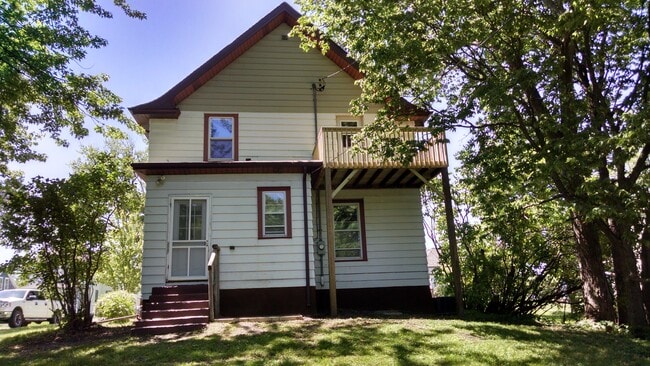 Building Photo - 309 Birch Ave S