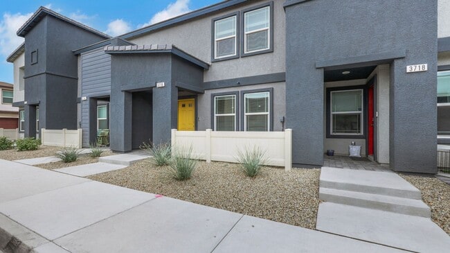 Building Photo - Gorgeous 3 bedroom townhome with attached ...