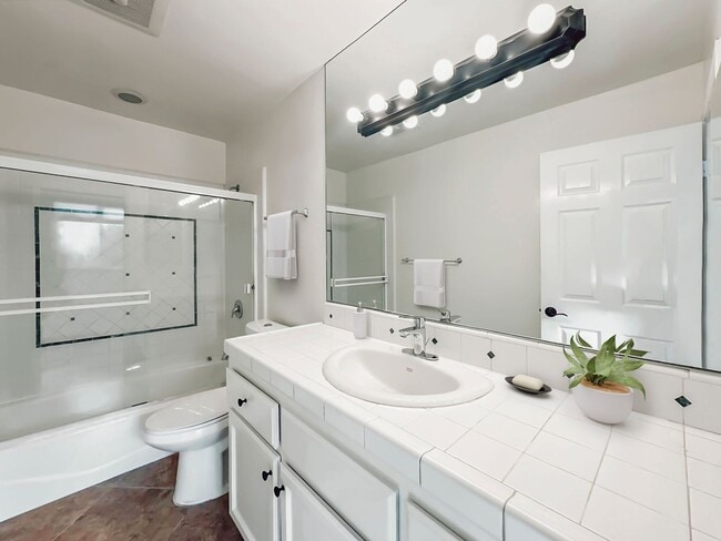 Building Photo - Adorable, Upgraded, 3 Bed/2 Bath duplex, F...