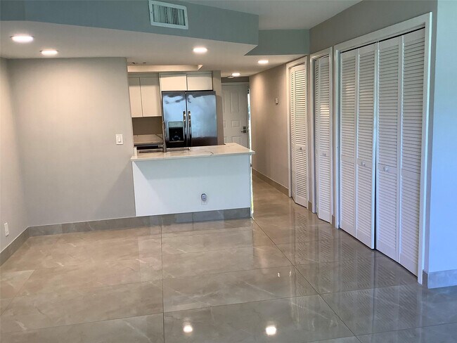 Foto del edificio - 65 Deer Creek Rd