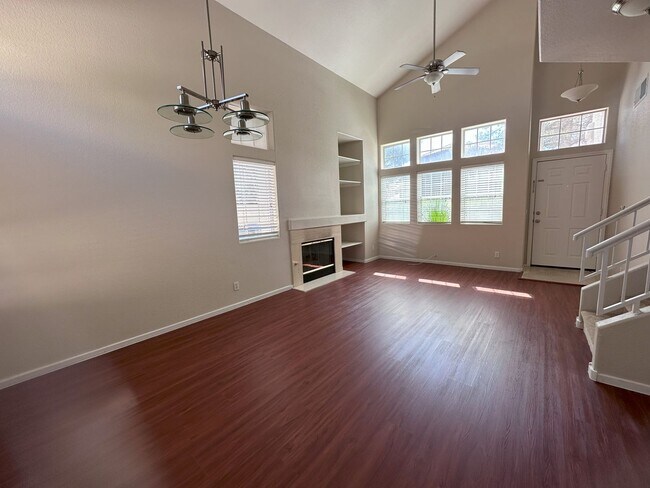 Building Photo - Fantastic Green Valley home
