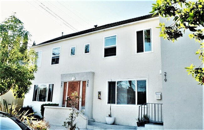 Foto del edificio - 225 W 8th St