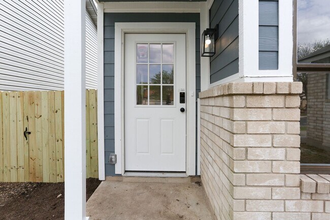 Building Photo - RENOVATED 3-BEDROOM HOME IN CONVERSE, JUDS...