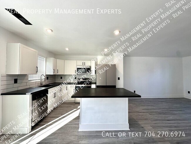 Building Photo - Beautiful 3BR/1.5BA home in Charlotte!