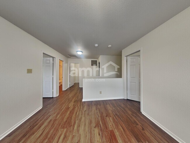 Foto del edificio - 8045 Bach Dr