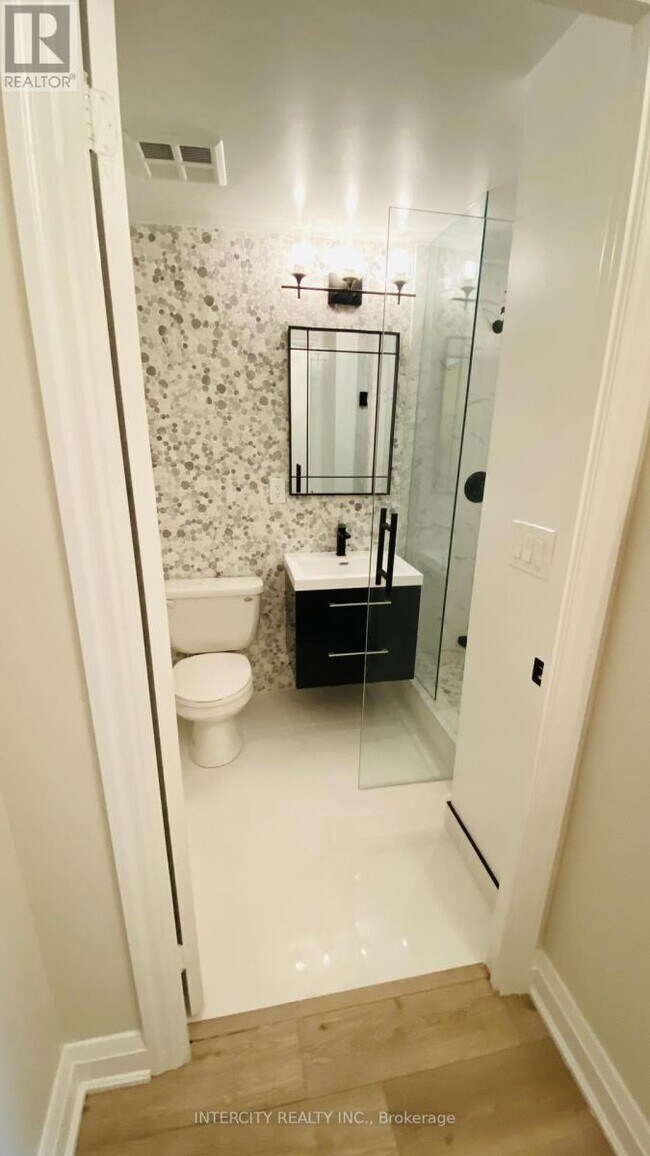 Photo du bâtiment - 220-220 Burnhamthorpe Rd W