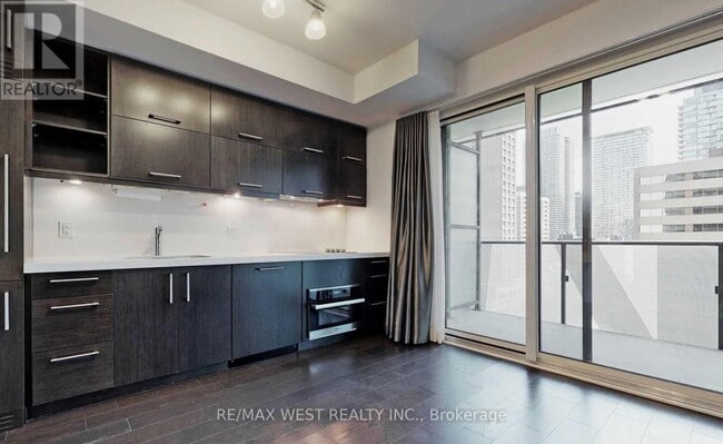 Building Photo - 65 St Mary St