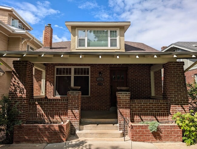 Beautiful 3 Bedroom House right across fro... - Beautiful 3 Bedroom House right across fro...