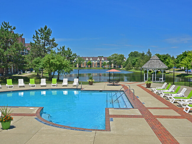 Piscina con terraza - Stone Ridge Apartments