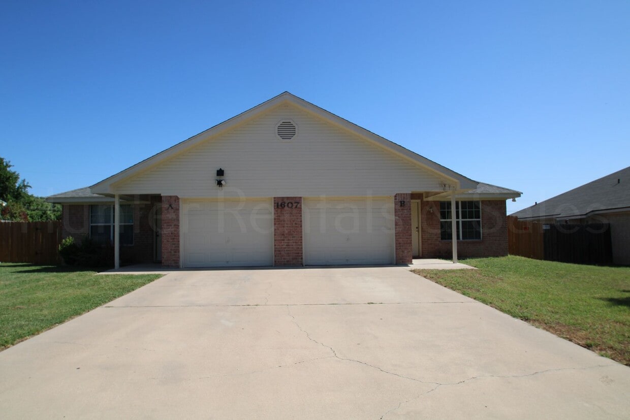 Foto principal - Heights Three-Bedroom Duplex!