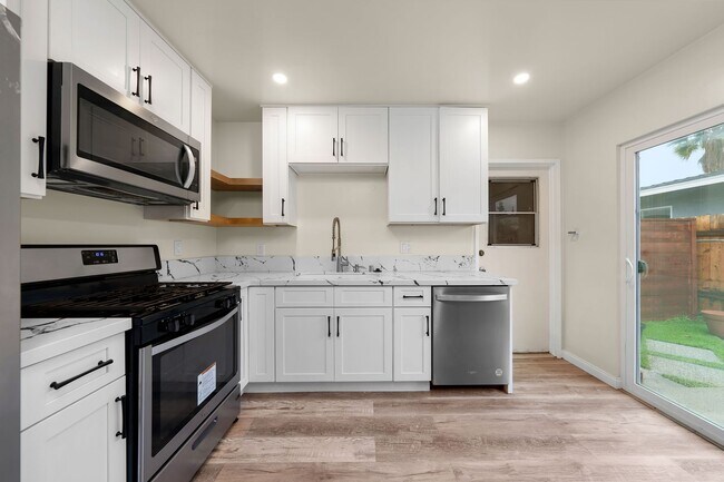 Foto del edificio - Beautiful newly renovated home available n...