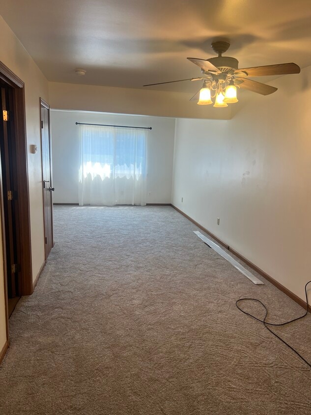 Living room/dining room - 2569 Parkview St