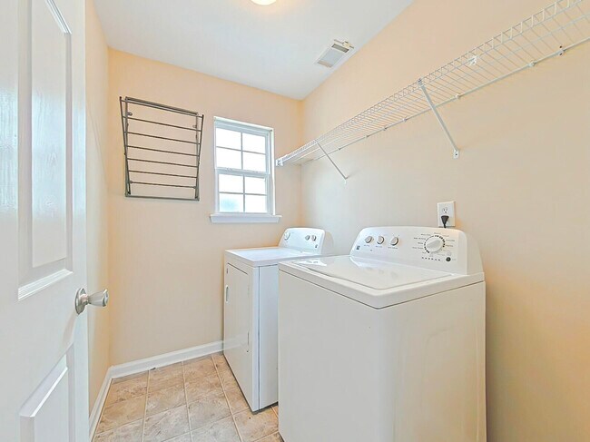 Foto del edificio - 709 Lakeside Landing Ct