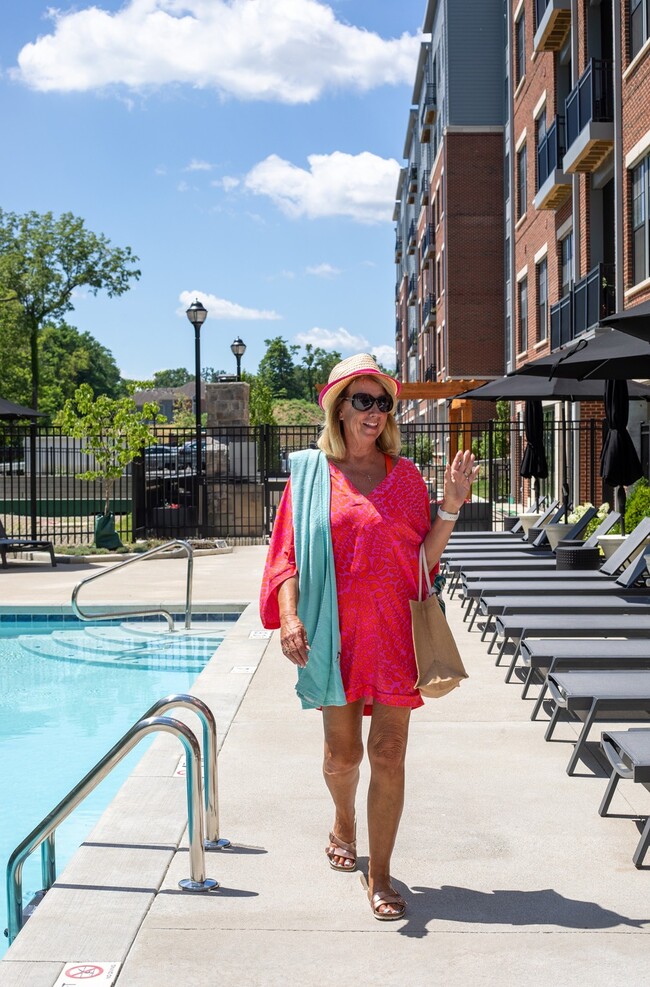 Residentes descansando junto a la piscina | Apartamentos en alquiler en Cincinnati, Ohio | Las residencias de MQ - The Residences at MQ